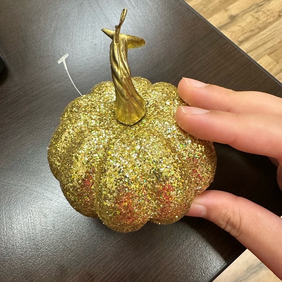 Pretty gold sparkling pumpkin 🎃 decor accent - Picture 3 of 10